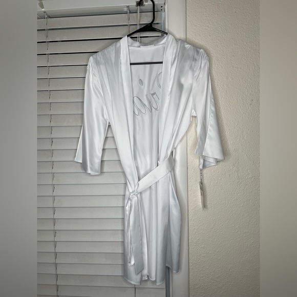 NEW WHITE BRIDE ROBE WITH TAGS - Picture 2 of 3